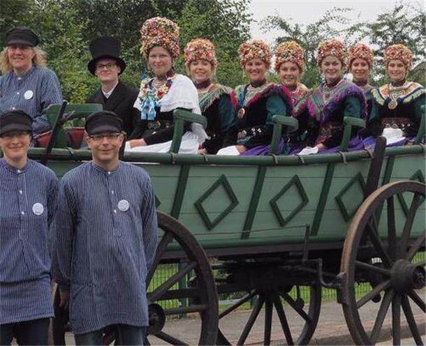 Für den sonntäglichen Umzug durchs Dorf steigen die Akteure auch auf Wagen um.