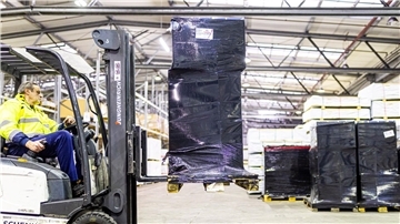Für den Transport vorbereitete Stromgeneratoren werden im DB Schenker Logistikzentrum verladen.