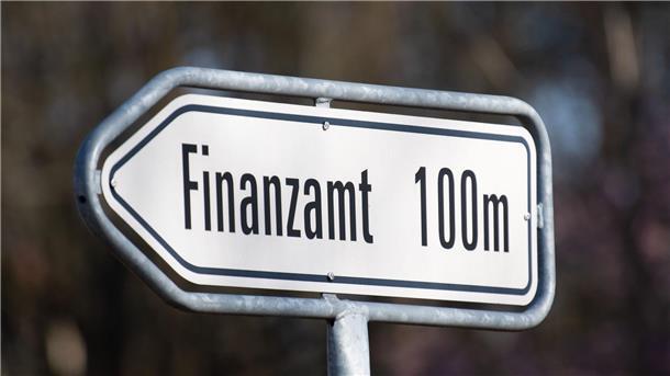 Für Deutschland rechnet das Finanzministerium mit Steuermehreinnahmen im dreistelligen Millionenbereich - erst ab dem zweiten Jahr nach Einführung der Mindeststeuer.