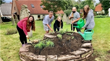 Für die Artenvielfalt auf dem Kirchhof (von links): Lina, Timothy, Amelie, Marina und Joleen haben die Kräuterspirale bepflanzt und Frühblüher gesetzt.