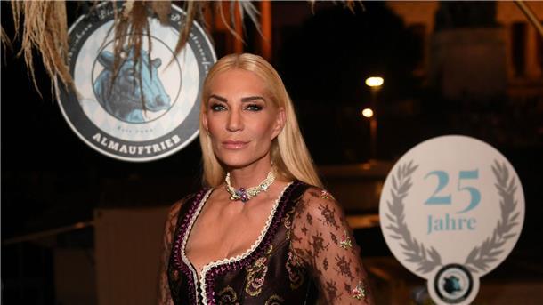 Sarah Kern fliegt als erste aus RTL-Dschungelcamp Für die Designerin Sarah Kern ist die Zeit im Dschungelcamp vorbei.