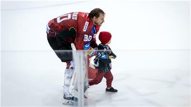 Für die Familie haben die Spieler der Fischtown Pinguins (hier Kristers Gudlevskis mit seinem Sohn Leonels) in diesem Jahr an Weihnachten nur wenig Zeit.