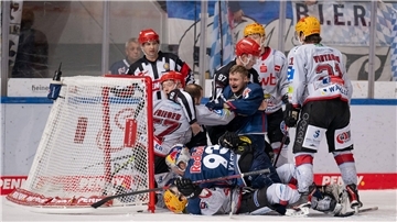 Für die Fischtown Pinguins gab es im dritten Spiel beim EHC Red Bull München ordentlich was auf die Nase.