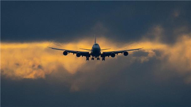 Abgeordnete dürfen bei Kurzstrecke nur noch Economy fliegen Für die Flugreisen von Politikern gibt es eine neue Regelung.