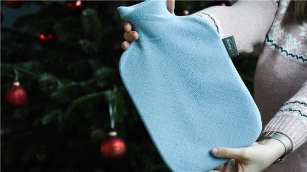 Über diese Wichtelgeschenke freuen sich Ihre Kollegen Für die Frostbeule im Büro kann eine simple Wärmflasche das perfekte Wichtelgeschenk sein.