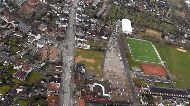 Für die geplanten Neubauten an der Weserstraße in Höhe der Einmündung zur Lindenallee (freie Fläche links neben dem Sportplatz) wurde die Baugenehmigung noch nicht erteilt. Auch die von der Stadt geplante Umgestaltung der Weserstraße steht noch in der Warteschleife.