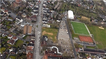Für die geplanten Neubauten an der Weserstraße in Höhe der Einmündung zur Lindenallee (freie Fläche links neben dem Sportplatz) wurde die Baugenehmigung noch nicht erteilt. Auch die von der Stadt geplante Umgestaltung der Weserstraße steht noch in der Warteschleife.