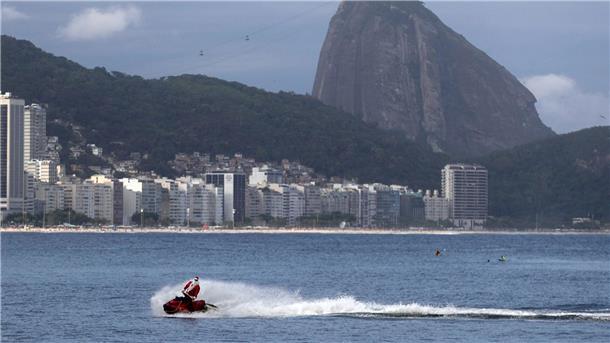 Weihnachtsmann rettet Badegäste in Rio de Janeiro Für die Kinder gab es Geschenke vom Jetski aus.