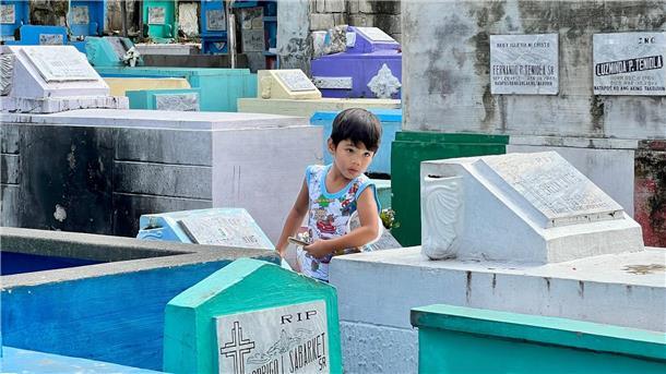 Leben mit den Toten - Der Friedhof-Slum von Manila Für die Kinder gehören die Gräber zum Alltag dazu.