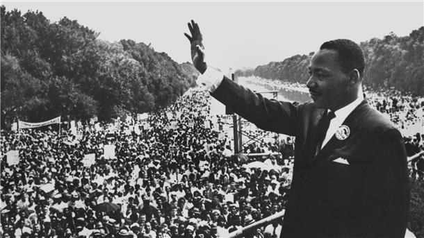 Für die neue Biografie über Martin Luther King, hier 1963 bei einer Demonstration an der Lincoln Gedächtnisstätte in Washington, hat Jonathan Eig auch FBI-Material ausgewertet.