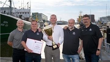 Für die Pinguins nahmen (von links) Sebastian Furchner, Hauke Hasselbring, Maximilian Franzreb, Björn von Seggern und Alfred Prey den Pokal für die „Mannschaft des Jahres 2023“ entgegen.