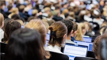 Für die Politik ist die Energiepreispauschale für Studierende ein Erfolg, obwohl weniger Berechtigte sie beantragt haben, als angenommen: „Nicht alle Studierende oder Fachschüler sind arm und auf Hilfen angewiesen“, sagt FDP-Politikerin Ria Schröder.
