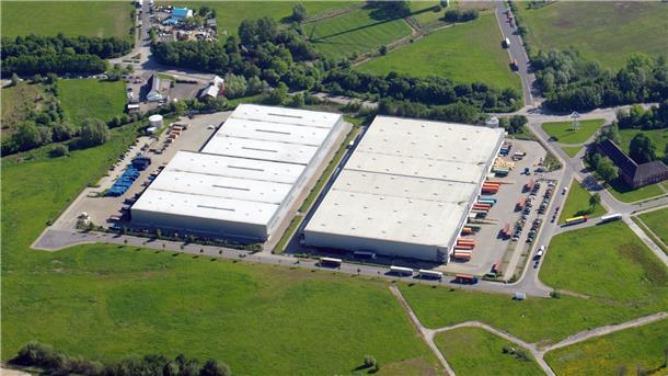 Für die rechte Halle am Amerikaring interessiert sich Amazon, um dort ein Vertriebszentrum einzurichten.