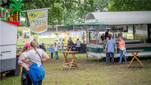 Regen, Wettkämpfe und Showreiten: Das sind die Elmloher Reitertage in Bildern Für die Stärkung zwischen den Turnieren ist gesorgt.
