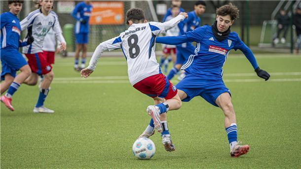 Für die U15 des JFV Bremerhaven (blaue Trikots) wird es im Kampf um den Klassenerhalt immer enger.