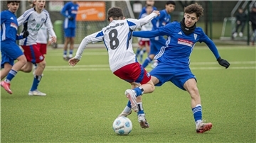 Für die U15 des JFV Bremerhaven (blaue Trikots) wird es im Kampf um den Klassenerhalt immer enger.