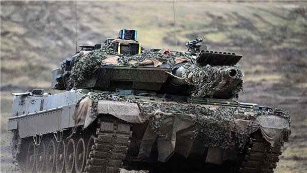 Für die Ukraine wichtig im Kampf gegen Russland - international ein Streitpunkt:  Die Lieferung von Kampfpanzern ins Kriegsgebiet schlägt diplomatisch weiter Wellen.