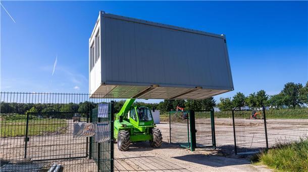 Großer Unmut: Containerdorf für Flüchtlinge in Upahl wächst Für die umstrittene Asylbewerber-Unterkunft im 500-Einwohner-Dorf Upahl werden die ersten Container angeliefert.