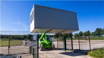 Für die umstrittene Asylbewerber-Unterkunft im 500-Einwohner-Dorf Upahl werden die ersten Container angeliefert.