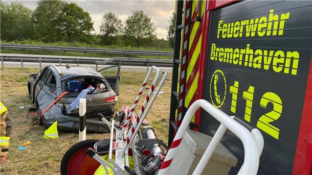 Fahrer flüchtet nach schwerem Unfall auf A27 bei Hagen - Beifahrer sehr schwer verletzt Für die Unfallaufnahme musste die Fahrbahn teilweise gesperrt werden.
