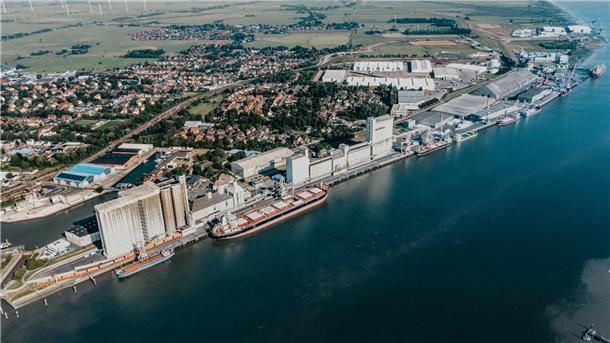 Für die Zukunft des Braker Hafens und der damit verbundenen Arbeitsplätze sehen die Arbeitnehmervertreter der J. Müller Gruppe die Weservertiefung als notwendig an.