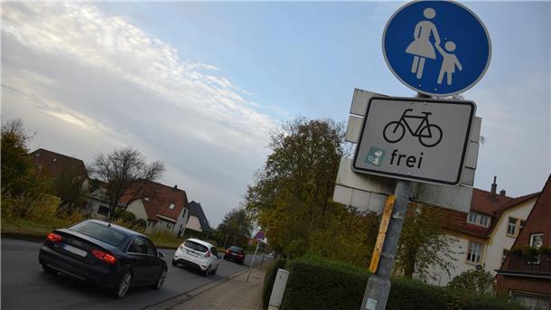 Nordenham: Wo dürfen Radfahrer auf der Straße fahren? Straße mit Autos und ein Verkehrsschild