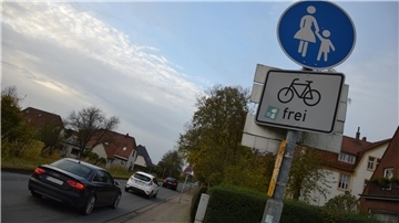 Straße mit Autos und ein Verkehrsschild