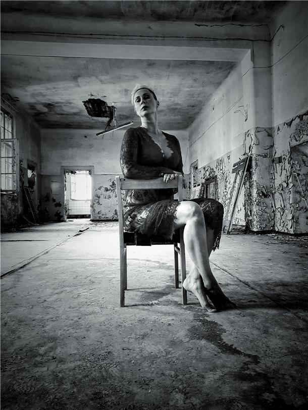 Janka Bahlmann fotografiert „Lost Places“ Für dieses Bild saß Jessica Titz Modell in den Räumen einer ehemaligen psychiatrischen Einrichtung in Brandenburg.
