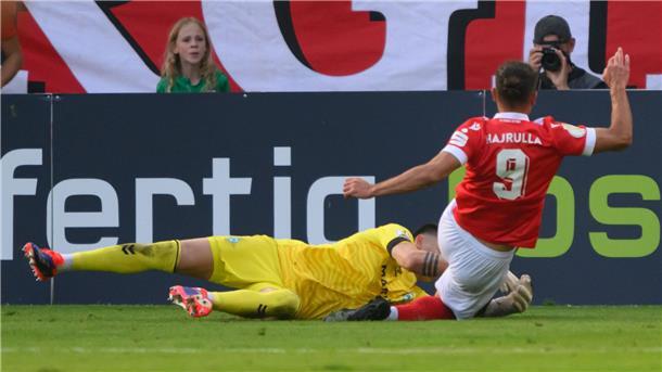Cottbuser Hajrulla für zwei Pokalspiele gesperrt Für dieses Foul an Werder-Torhüter Michael Zetterer wurde Romarjo Hajrulla für zwei Pokalspiele gesperrt.