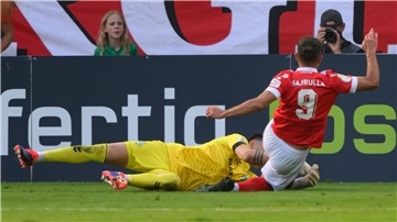 Für dieses Foul an Werder-Torhüter Michael Zetterer wurde Romarjo Hajrulla für zwei Pokalspiele gesperrt.