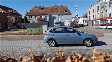 Das Foto zeigt eine Freifläche an der Müllerstraße in Nordenham. Das städtische Grundstück soll verkauft werden.