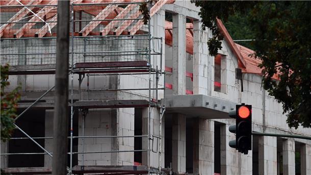 Gipfel im Kanzleramt: Wann kommt der Wohnungsbau-„Wumms“? Für dieses Jahr geht die Baubranche von 230.000 bis 250.000 neuen Wohnungen aus. Die Ampel hatte sich allerdings 400.000 neue Wohnungen pro Jahr als Ziel vorgenommen.