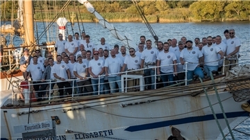 Männergruppe auf Schiff