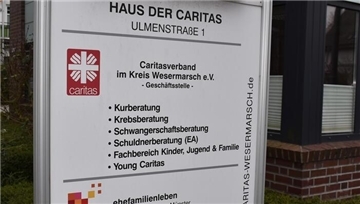 Für ein vielfältiges Beratungsangebot sorgt der Kreis-Caritasverband. Darauf weist auch dieses Schild beim Caritas-Haus in Brake hin.