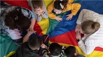 Kinder beim Spielen im Kindergarten. 