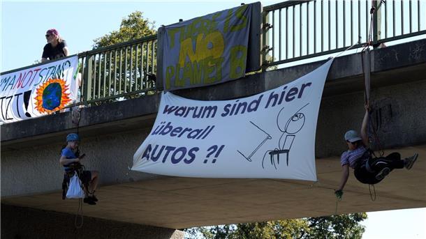 Autobahn 27 für Demonstration gesperrt - Kritik am Gericht Für eine Klimaschutz-Demonstration ist die Autobahn 27 zwischen den Anschlussstellen Bremer Kreuz und Achim Nord für mehr als eine Stunde in beide Richtungen gesperrt worden.