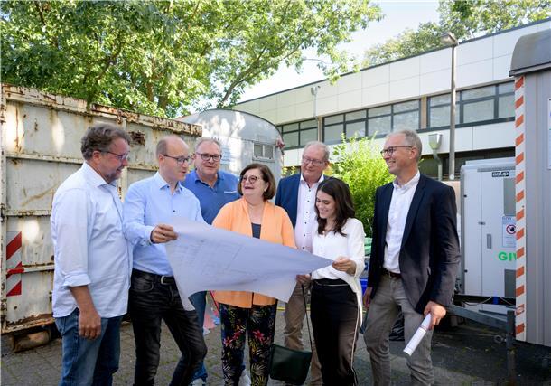 Für eine tiptop sanierte Sporthalle der Johann-Gutenberg-Schule in Leherheide ziehen sie alle am gleichen Strang (v. li.): Schulleiter Oliver Götz, Ingenieur Andree Janssen und Architekt Christian Seedorf , Martina Kirschstein-Klingner (SPD), Thorsten Raschen (CDU), Architektin Irem Cicek und der Technische Betriebsleiter der Seestadt-Immobilien, Holger Schneeberg. Foto: Ralf Masorat