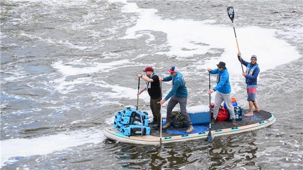 Abenteuer für einen guten Zweck: Tag und Nacht auf der Weser Für einen guten Zweck wollen vier Männer auf einem Board die Weser von Hann. Münden im Landkreis Göttingen bis nach Bremerhaven paddeln.
