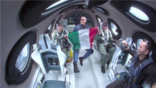 Virgin Galactic schickt erstmals zahlende Kunden ins All Für einen kurzen Zeitraum durften die drei italienischen Wissenschaftler ihre Sitzplätze verlassen, erlebten Schwerelosigkeit und rollten eine italienische Flagge aus.