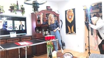 Für einen Termin mit der Bild-Zeitung zeigte Henriette Radsack, wie „Social Distance Beerpong“ funktioniert.