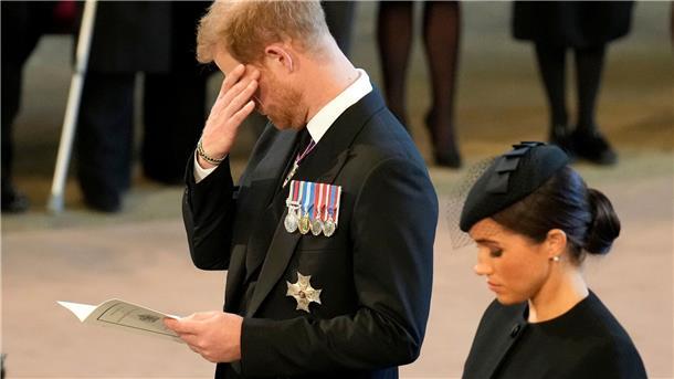 Für einen Moment schien der Familienzwist beigelegt: In seiner ersten TV-Ansprache als neuer britischer König bedachte Charles III. auch Sohn Harry und Schwiegertochter Meghan mit liebevollen Worten.