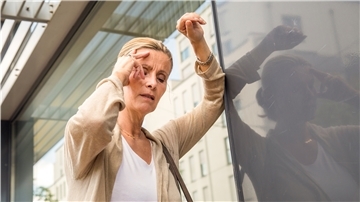 Für einige Minuten scheint ein Arm oder Bein taub, oder man sieht nicht mehr richtig. Zum Glück geht das wieder vorbei. Dennoch sollte man das schnell abklären lassen - es könnte ein Warnsignal sein.