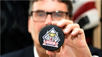 Für Eishockeyfans war es immer ein besonderes Souvenir: Wenn bei einem Spiel ein Puck ins Publikum flog, durfte der Finder diesen als Erinnerung mit nach Hause nehmen. Ab sofort geht das bei den Heimspielen der Fischtown Pinguins nicht mehr.