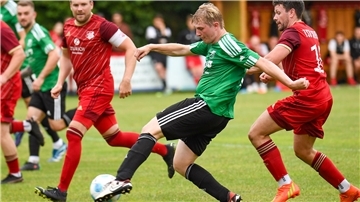 Für Frederik Nagel (links) und der FC Hagen/Uthlede ist die Saison im Bezirkspokal beendet. 