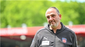 Für Heidenheims Trainer Frank Schmidt geht es in der Relegation gegen Elversberg um viel.