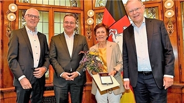 Für ihr jahrelanges ehrenamtliches Engagement im Sportverein Nordenham wurde Annemarie Hadeler vom niedersächsischen Ministerpräsidenten Stephan Weil (rechts) und Niedersachsens Minister für Inneres und Sport, Boris Pistorius (zweiter von links), geehrt.
