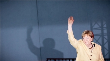 Für ihre Haltung in der Flüchtlingspolitik 2015 erhält Merkel auf dem Kirchentag viel Applaus.