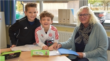 Das Foto zeigt Ilse Carstens-Rillox mit zwei ihrer Schüler. 
