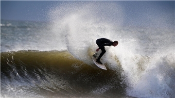 Für ihren Sport brauchen Surfer Wellen.