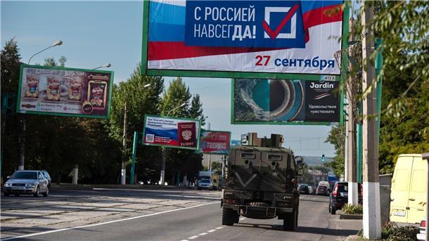 „Für immer mit Russland, 27. September“, steht auf diesem Plakat im russisch besetztem Luhansk. Der Kreml geht bei den Scheinreferenden in den besetzten ukrainischen Gebieten von einem Ja für einen Beitritt zu Russland aus.